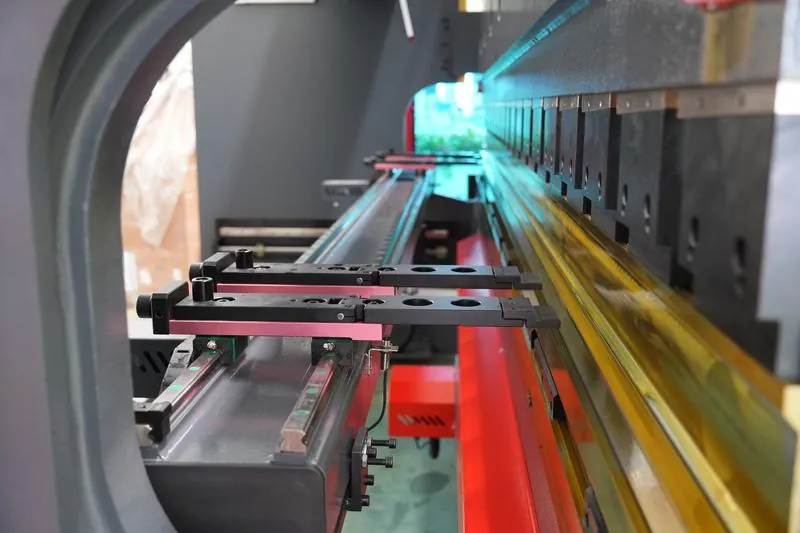 Detail backgauge press brake