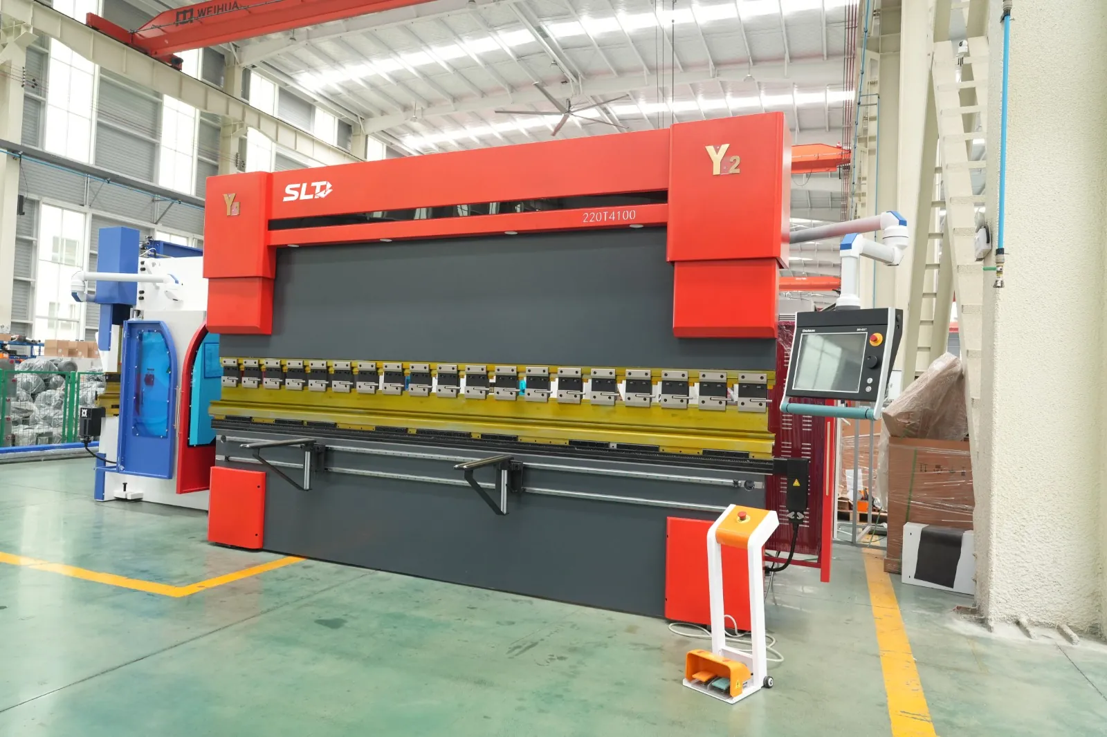 Press Brake SLT-800T/6000 di lantai produksi